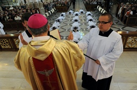 Bp Henryk Tomasik modli się za święconych diakonów