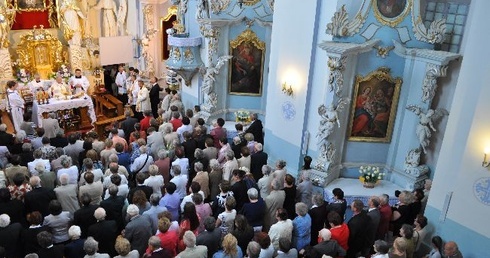 Po raz pierwszy wierni w czasie odpustu św. Antoniego, oddawali cześć jego relikwiom przywiezionym z Padwy