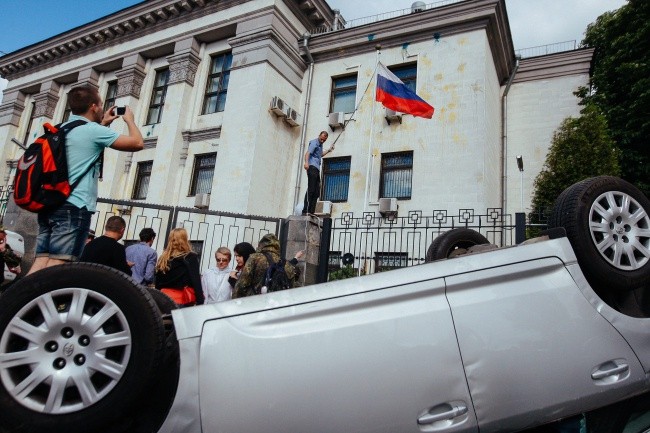Protesty pod ambasadą: Ukraina oskarża Rosję o prowokację