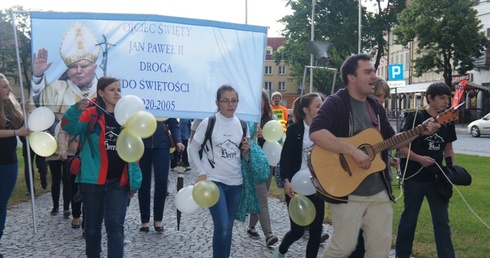 Marsz Wdzięczności rozpoczął obchody 15-lecia wizyty Jana Pawła II w Łowiczu