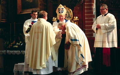 Podczas tej Eucharystii  biskup Stefan odebrał życzenia od przedstawicieli prezbiteratu  legnickiego