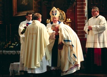 Podczas tej Eucharystii  biskup Stefan odebrał życzenia od przedstawicieli prezbiteratu  legnickiego