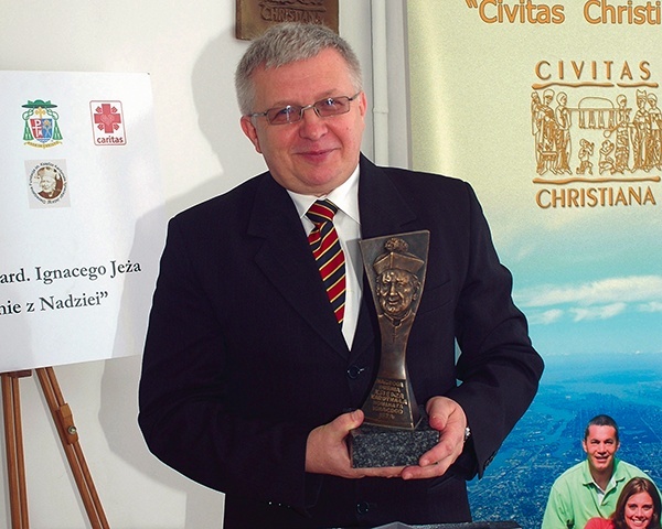  Ryszard Pilich, przewodniczący koszalińskiego oddziału „Civitas Christiana” ze statuetką Nagrody im. kard. nom. Ignacego Jeża 