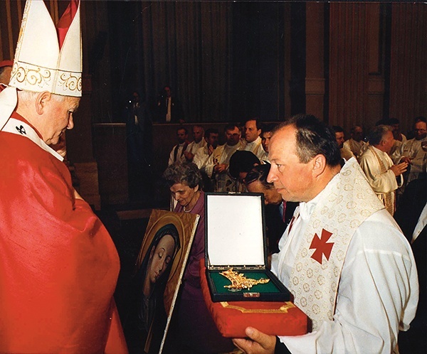 Korona została poświęcona  22 kwietnia 1989 roku w kaplicy na Watykanie. Uroczystej koronacji obrazu dokonał 18 czerwca  1989 r. prymas Polski  kard. Józef Glemp