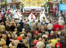 Podczas Mszy św. wierni dosłownie otoczyli ołtarz, ze względu na niepewną aurę gromadząc się wewnątrz bazyliki