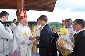 Msza św. przy ołtarzu papieskim.  Procesja z darami