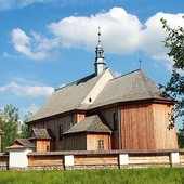  Przeniesiona i odbudowana w Kolbuszowej z dzwonnicą i ogrodzeniem świątynia z Rzochowa