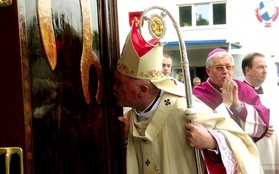 Kard. Kazimierz Nycz wraz z przedstawicielami Konferencji Episkopatu Polski powitał obraz 