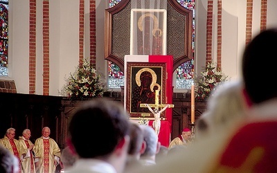  W archikatedrze na ikonę czekali duchowni przeżywający swoją doroczną pielgrzymkę duchowieństwa archidiecezji warszawskiej