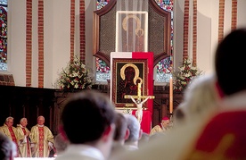  W archikatedrze na ikonę czekali duchowni przeżywający swoją doroczną pielgrzymkę duchowieństwa archidiecezji warszawskiej