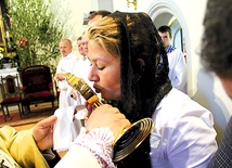 Po Mszy św. uczestnicy spotkania mieli okazję ucałować relikwie  św. Jana Pawła II. Na zdjęciu Floribeth Mora Díaz 