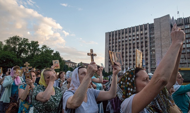 Prawosławne kobiety modlą się o pokój przed gmachem obwodowej administracji w Doniecku, zajętym przez separatystów