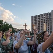 Prawosławne kobiety modlą się o pokój przed gmachem obwodowej administracji w Doniecku, zajętym przez separatystów