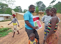 Pracownik UNICEF instruuje mieszkanki okręgu Lofa w Liberii o zagrożeniu wirusem Ebola