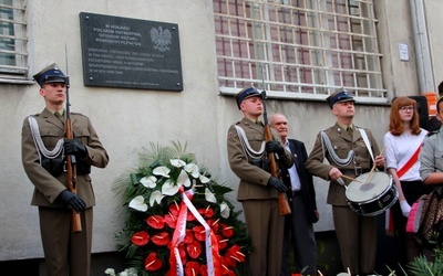  Kwietniowej uroczystości odsłonięcia pamiątkowej tablicy towarzyszyła asysta wojskowa