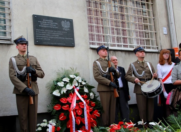  Kwietniowej uroczystości odsłonięcia pamiątkowej tablicy towarzyszyła asysta wojskowa