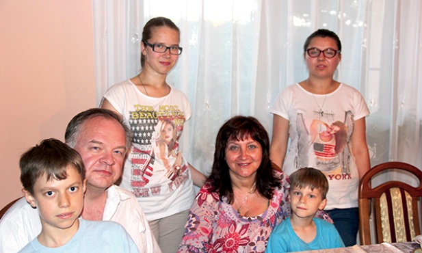 W domu z ogrodem razem z Mirką i Jackiem mieszkają ich córka Iza, adoptowany Piotruś, a także przysposobieni Ewelina i Grześ 