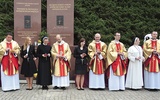  W Gnieźnie otrzymali krzyże misyjne: Justyna Brzezińska (piąta od lewej), obok niej (po prawej) ks. Szymon Zurek  i o. Krzysztof Koślik