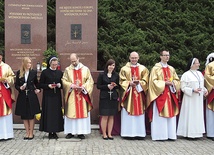  W Gnieźnie otrzymali krzyże misyjne: Justyna Brzezińska (piąta od lewej), obok niej (po prawej) ks. Szymon Zurek  i o. Krzysztof Koślik