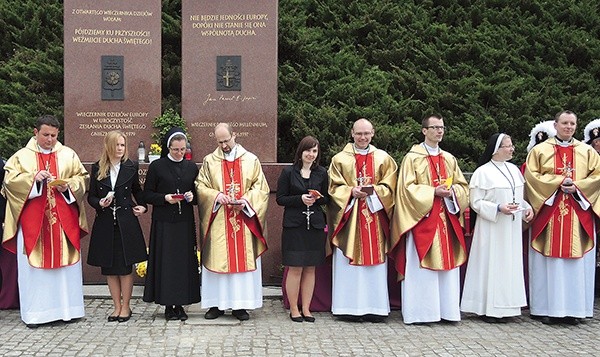  W Gnieźnie otrzymali krzyże misyjne: Justyna Brzezińska (piąta od lewej), obok niej (po prawej) ks. Szymon Zurek  i o. Krzysztof Koślik