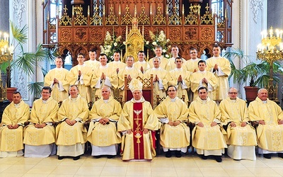 Po liturgii nowi diakoni stanęli w prezbiterium katedry do pamiątkowej fotografii z bp. Henrykiem oraz zarządem radomskiego seminarium