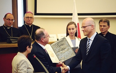 Przyznany s. Kornelii Jankowskiej dyplom odbiera jej kuzyn  Wojciech Przesmycki