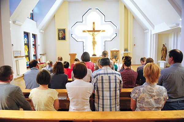  Małżonkowie w kaplicy domu rekolekcyjnego  ojców pallotynów w Ząbkowicach Śląskich