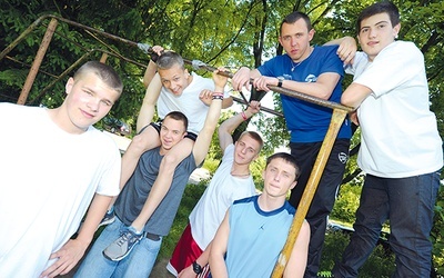  Ks. Arkadiusz Raczyński  (drugi z prawej) mimo trzydziestki  na karku nadąża za sprawnością nastolatków