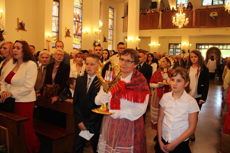 Wprowadzenie relikwii do kościoła w Janowicach 
