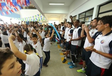 Piłkarze Kostaryki w... szkole 