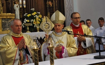 Abp Mieczysław Mokrzycki udzielił błogosławieństwa relikwiami św. Jana Pawła II