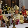 Abp Mieczysław Mokrzycki udzielił błogosławieństwa relikwiami św. Jana Pawła II