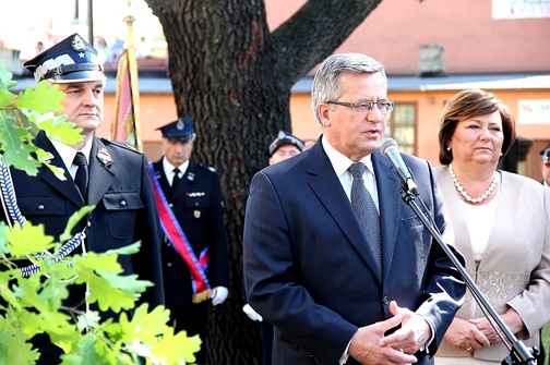 Prezydent Bronisław Komorowski z żoną Anną. Obok Waldemar Pawlak, prezes Zarządu Głównego Związku OSP