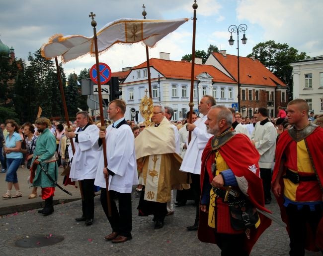 Płocka procesja przeszła centralnymi ulicami miasta