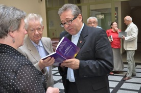 Ks. prof. Henryk Seweryniak odpowiadał na pytania uczestników spotkania w Muzeum Mazowieckim