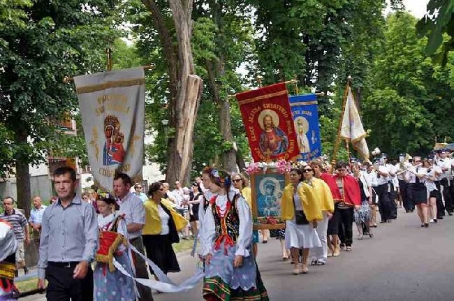 Bogata w tradycje ciechanowska procesja Bożego Ciała