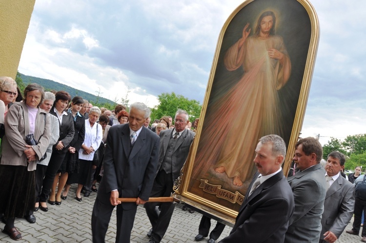 Przed kościołem w Dzierżaninach