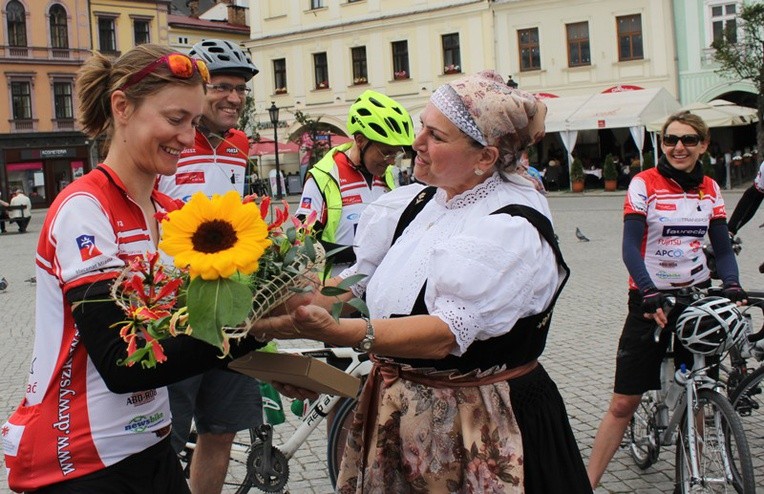 Ewę Holender (z lewej) i Janusza Holendra (stoi obok), wraz z ekipą rowerzystów powitali na cieszyńskim rynku wolontariusze Hospicjum im. Łukasza Ewangelisty