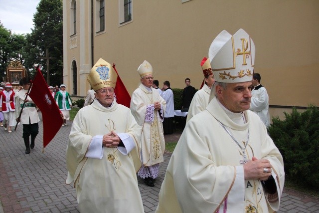 25. lecie koronacji obrazu Matki Bożej Cierpliwie Słuchającej - Msza (cześć I)