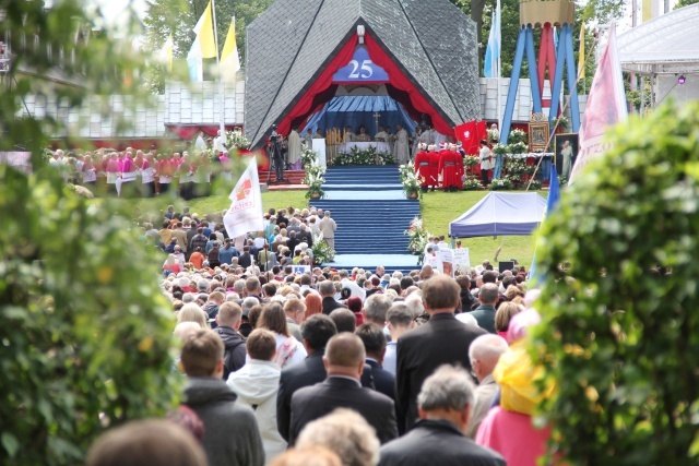 25. lecie koronacji obrazu Matki Bożej Cierpliwie Słuchającej - Msza (cześć II)