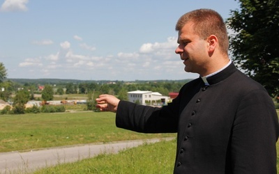 Ks. Konrad Świstak patrzac na teren obok cmentarza żydowskiego marzy o niedużym kościele, który chciałby tu wybudować