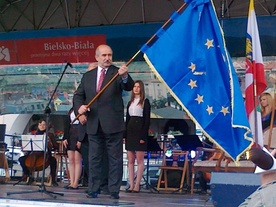 Prezydent Bielska-Białej Jacek Krywult Flagę Europy odebrał z rąk Renzo Guberta, byłego włoskiego parlamentarzysty i honorowego członka Zgromadzenia Parlamentarnego 