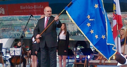 Prezydent Bielska-Białej Jacek Krywult Flagę Europy odebrał z rąk Renzo Guberta, byłego włoskiego parlamentarzysty i honorowego członka Zgromadzenia Parlamentarnego 