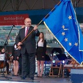Prezydent Bielska-Białej Jacek Krywult Flagę Europy odebrał z rąk Renzo Guberta, byłego włoskiego parlamentarzysty i honorowego członka Zgromadzenia Parlamentarnego 