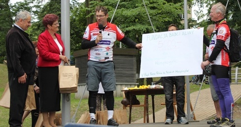 Grażyna Chorąży i ks. Piotr Schora SDS odbierają z ręk Janusza Holendra czek Fundacji Babci Aliny na 5 tys. zł