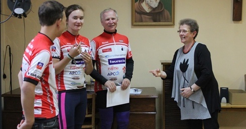Dr Anna Byrczek (z prawej) z Hospicjum św. Kamila dziękuje rowerzystom z Fundacji Babci Aliny za ich pomoc dla chorych