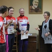 Dr Anna Byrczek (z prawej) z Hospicjum św. Kamila dziękuje rowerzystom z Fundacji Babci Aliny za ich pomoc dla chorych