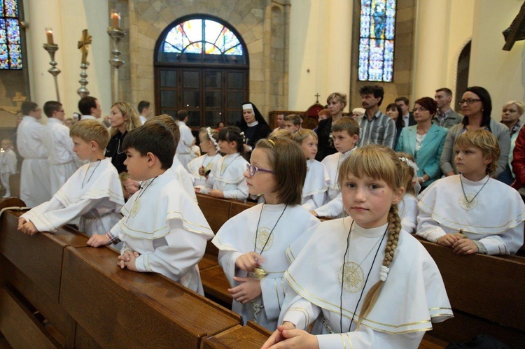Dzieci pierwszokomunijne w katedrze