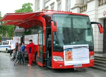 Mobilny punkt poboru krwi czeka na honorowych dawców