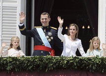 Nowy król Hiszpanii Filip VI jako zwierzchnik sił zbrojnych został koronowany w mundurze. Na zdjęciu towarzyszą mu małżonka i córki